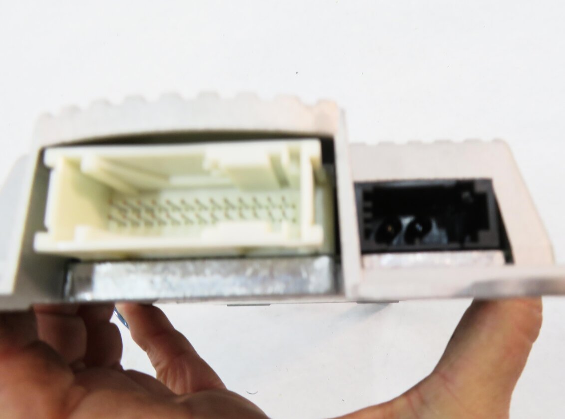 Thumbnail 6: 2012 BMW 550i (F10) BLUETOOTH TELEMATICS COMMUNICATION COMBOX CONTROL MODULE