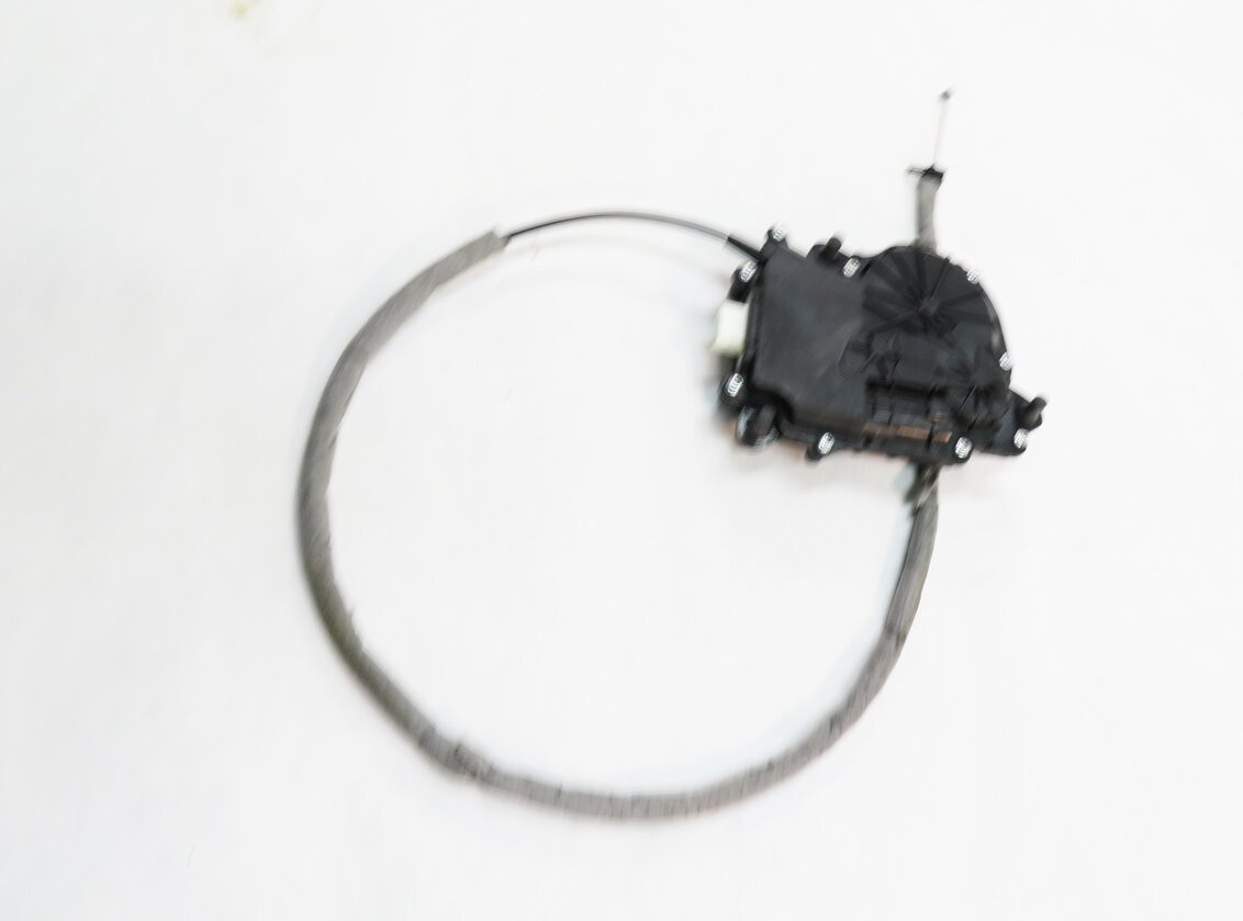 Thumbnail 4: 2012 BMW 550i (F10) REAR TRUNK SOFT CLOSE ACTUATOR MOTOR