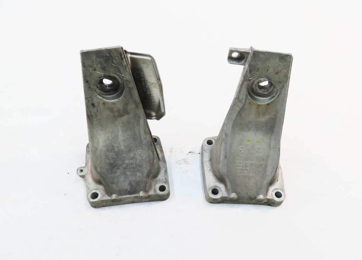 Thumbnail 2: 2008 BMW M5 ///M (E60) 5.0L S85 V10 LEFT & RIGHT ENGINE MOTOR MOUNT BRACKET SET