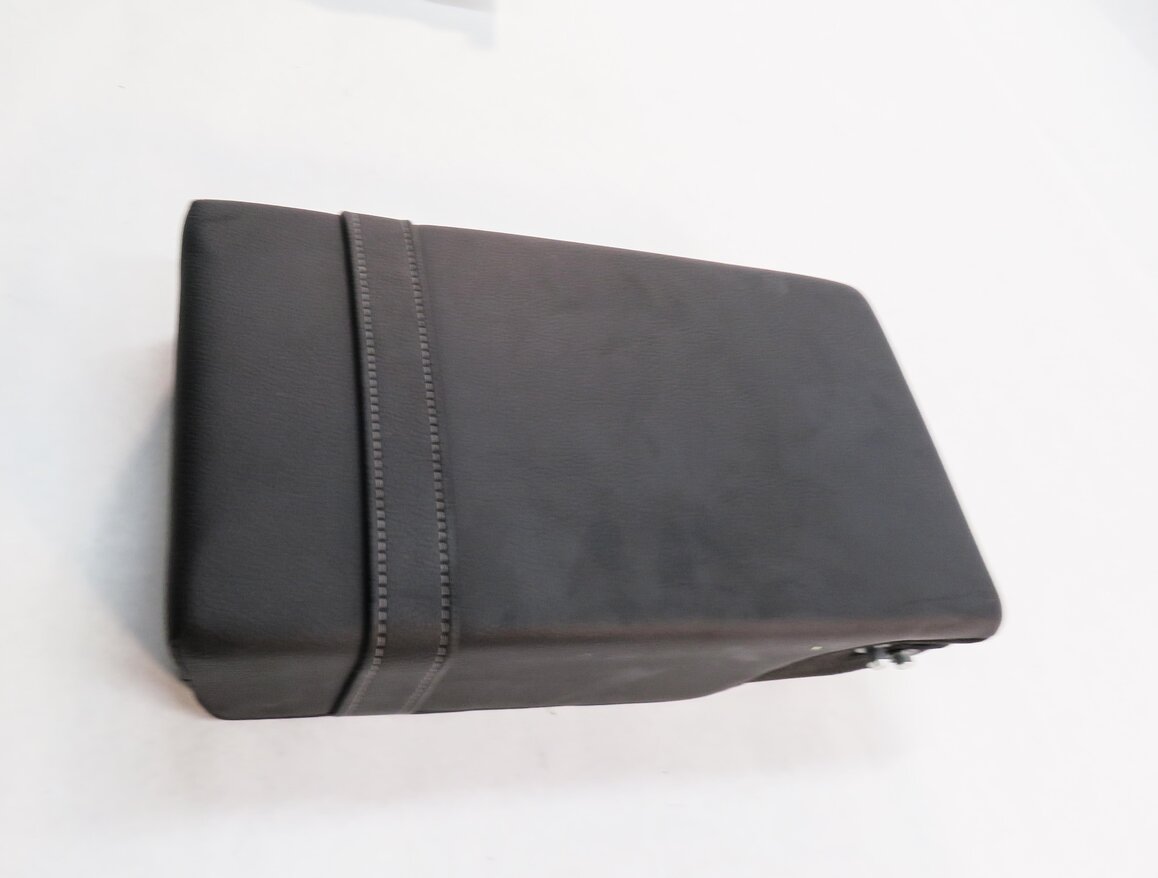 Thumbnail 4: 2012 MERCEDES ML350 (W166) REAR SEAT CENTER CONSOLE ARMREST CUP HOLDER (BLACK)