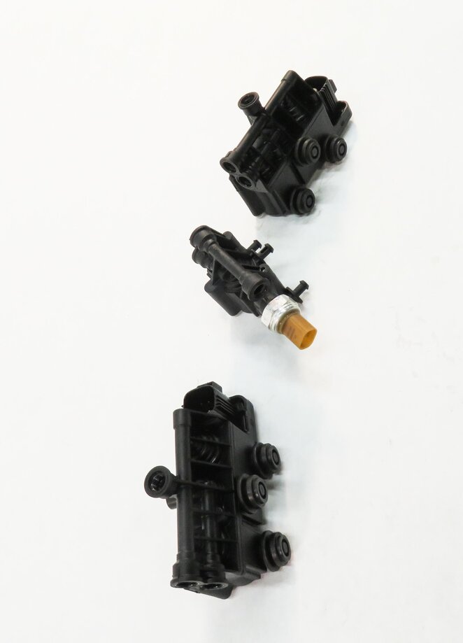 Thumbnail 2: 2007 RANGE ROVER SPORT (L320) AIR SUSPENSION VALVE BLOCK SET-3