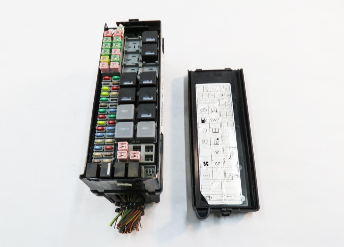 Thumbnail 3: 2007-2009 RANGE ROVER SPORT (L320) 4.2L SUPERCHARGED ENGINE FUSE BOX