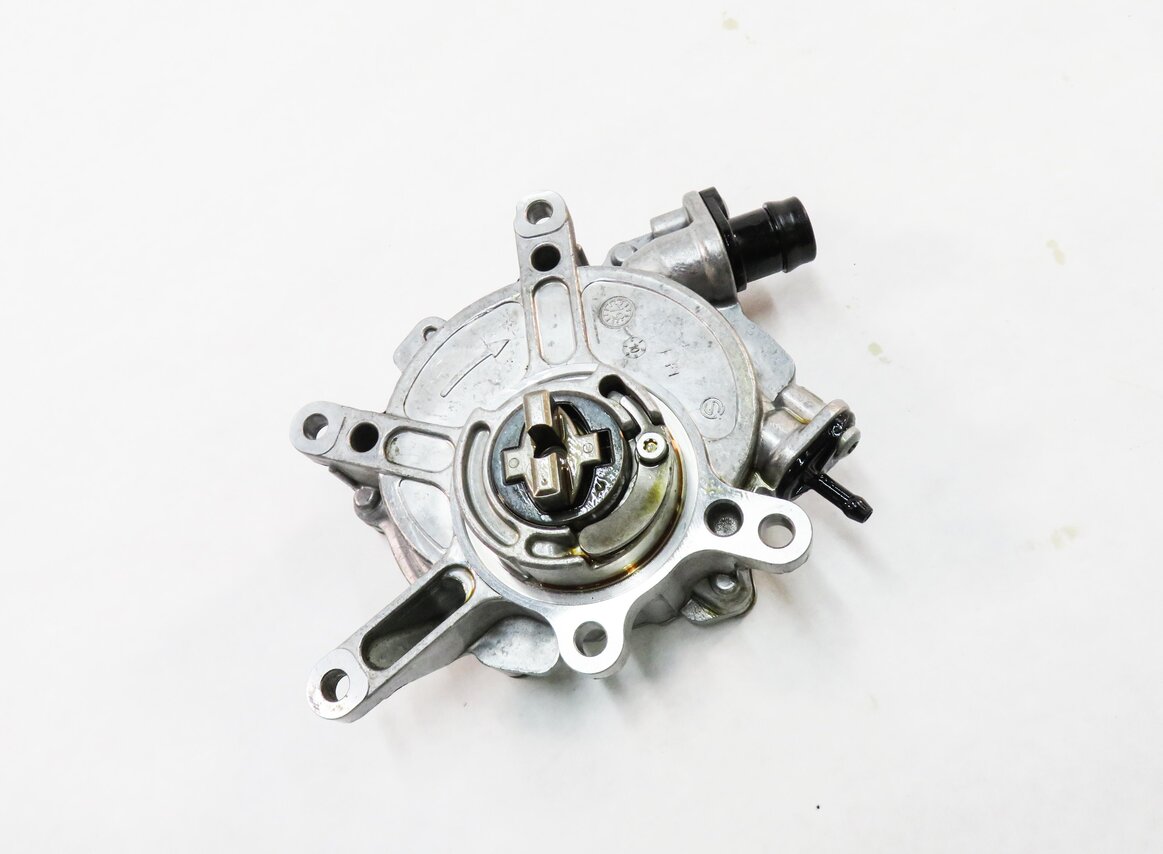 Thumbnail 1: 11-20 MERCEDES CL550 GL450 GL550 ML350 ML550 S400 S550 S600 SL550 - VACUUM PUMP