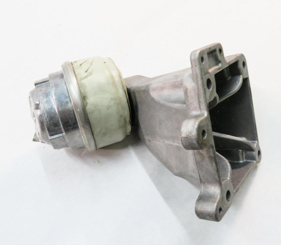 Thumbnail 5: 2012 MERCEDES S550 (W221) 4.6L M278.9 TWIN TURBO V8 - RIGHT MOTOR MOUNT BRACKET