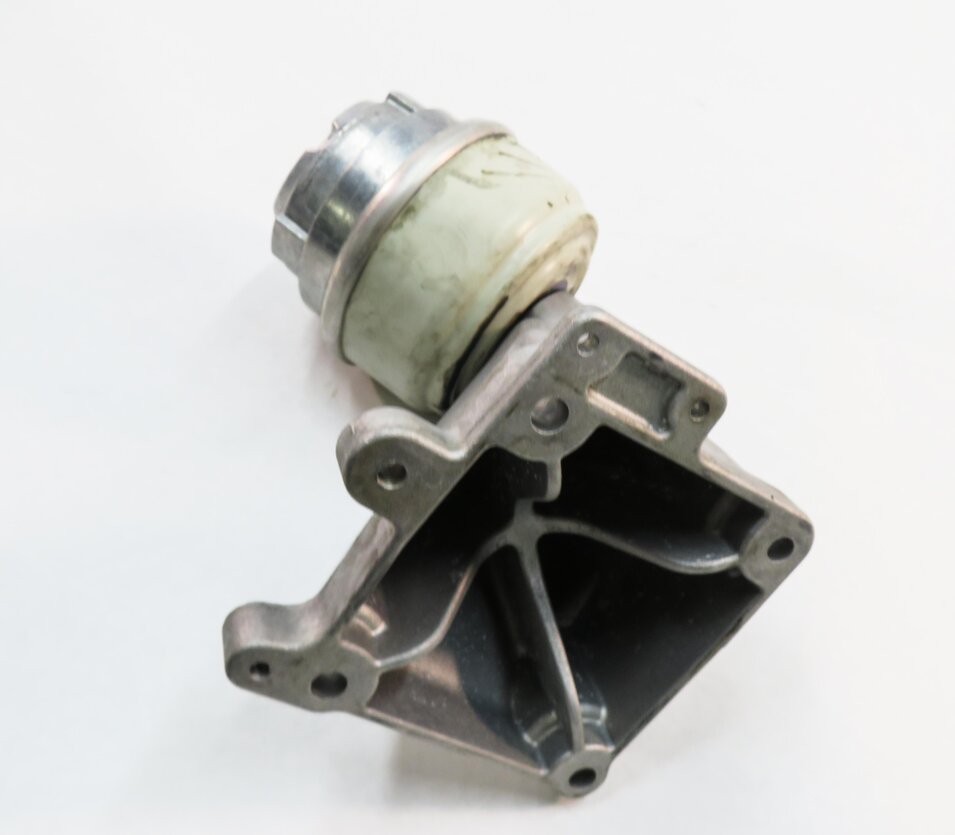 Thumbnail 1: 2012 MERCEDES S550 (W221) 4.6L M278.9 TWIN TURBO V8 - LEFT MOTOR MOUNT BRACKET