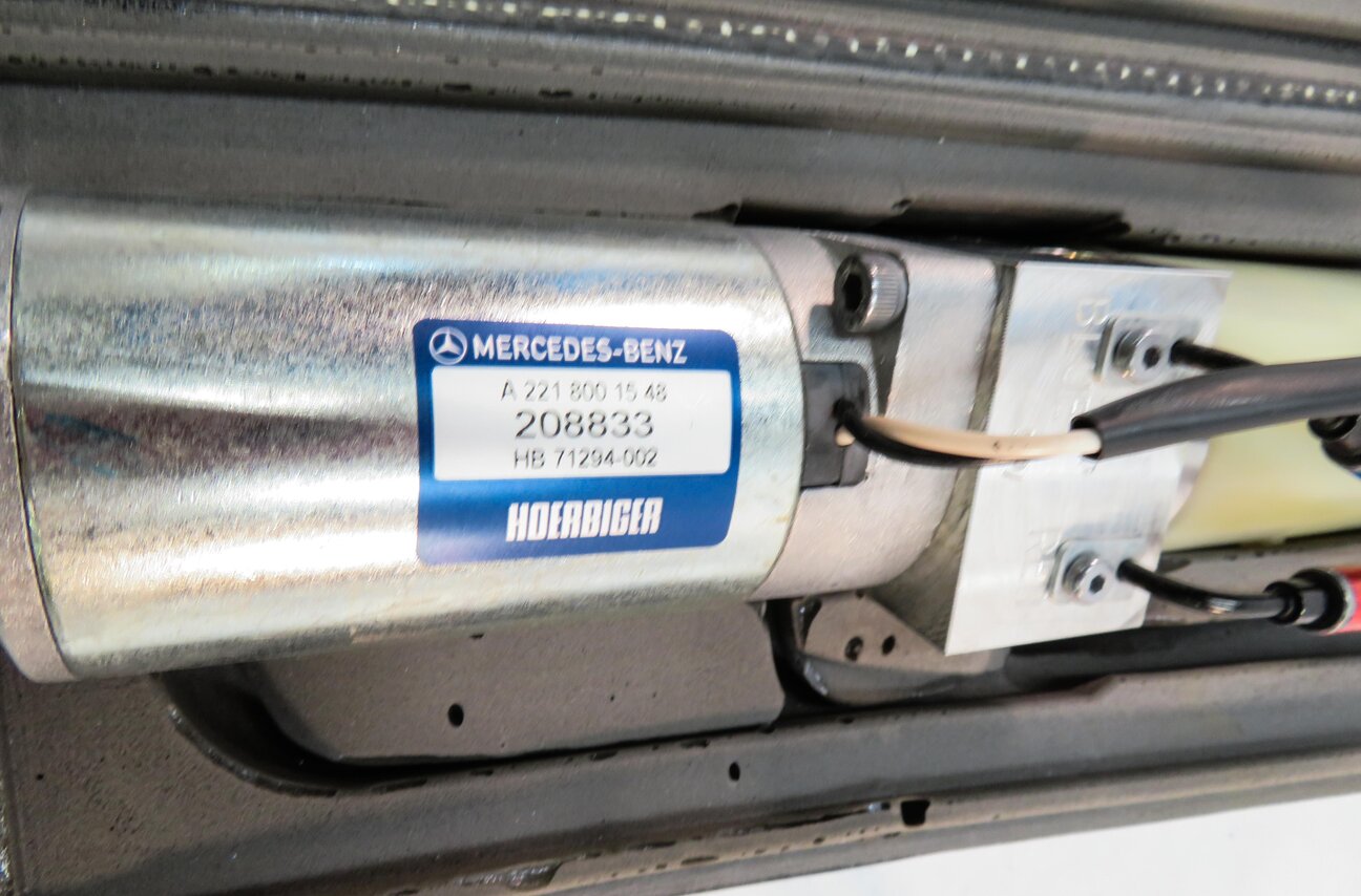 Thumbnail 7: 2012 MERCEDES S550 (W221) REAR TRUNK HYDRAULIC PUMP w/ RAM & LINES