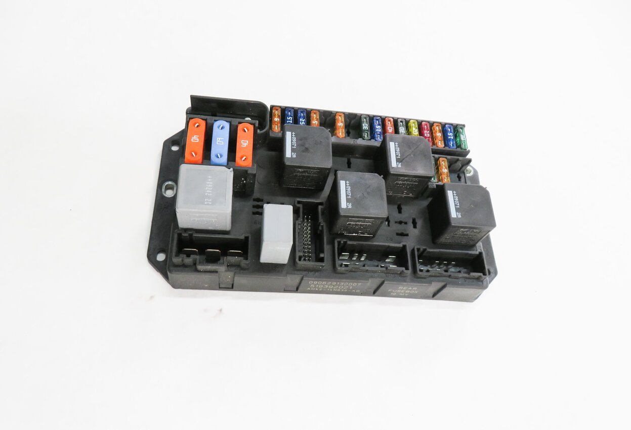 Thumbnail 3: 2010 RANGE ROVER (L322) REAR FUSE BOX