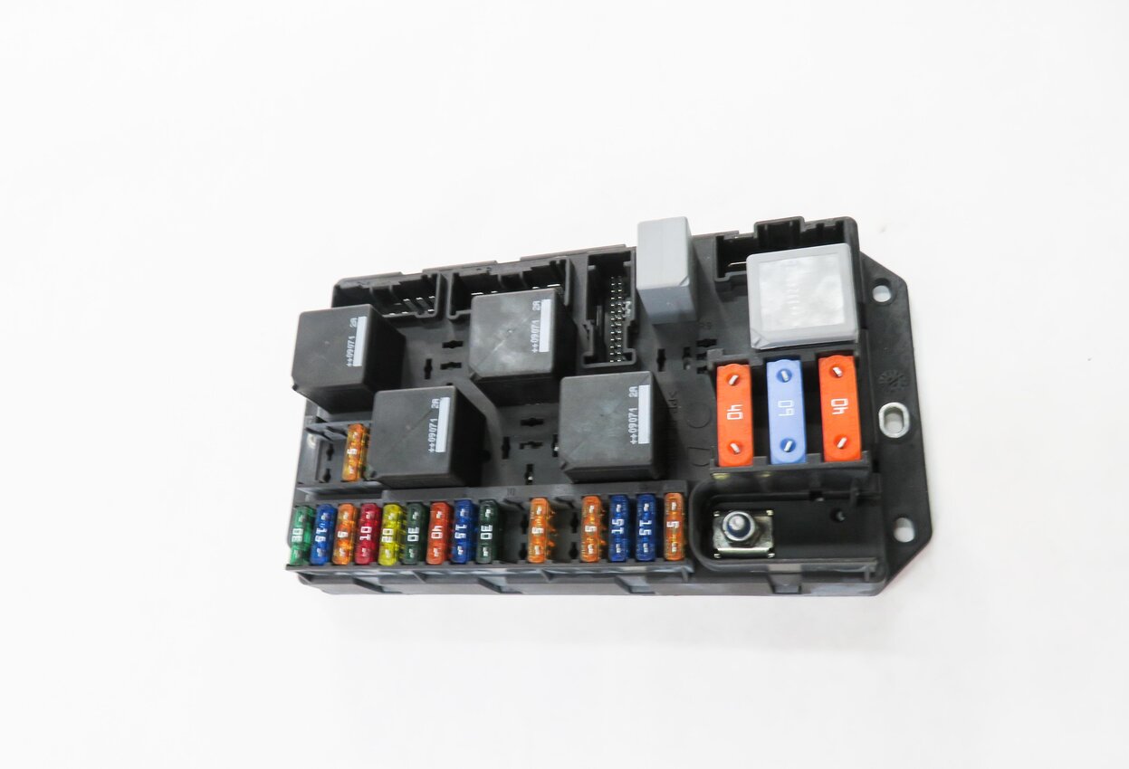 Thumbnail 4: 2010 RANGE ROVER (L322) REAR FUSE BOX