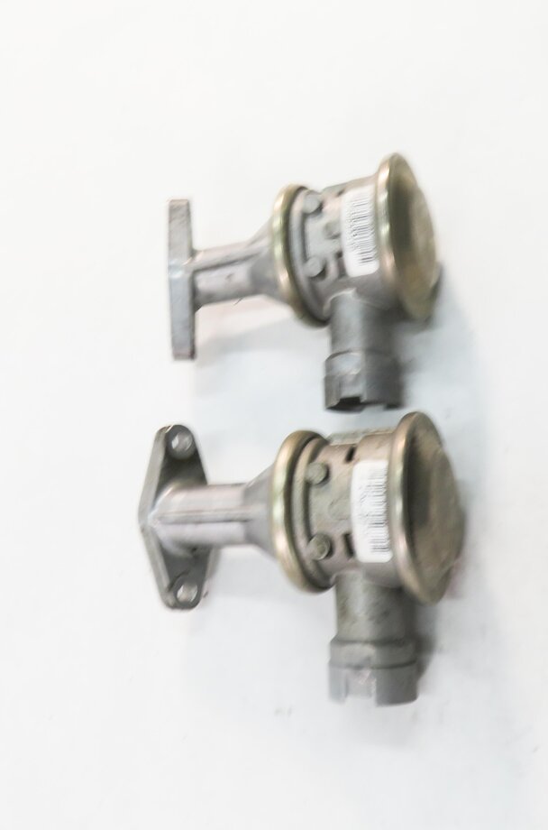 Thumbnail 4: 2008 BMW M6 ///M (E63) 5.0L S85 V10 ENGINE - AIR INJECTION CHECK VALVE SET
