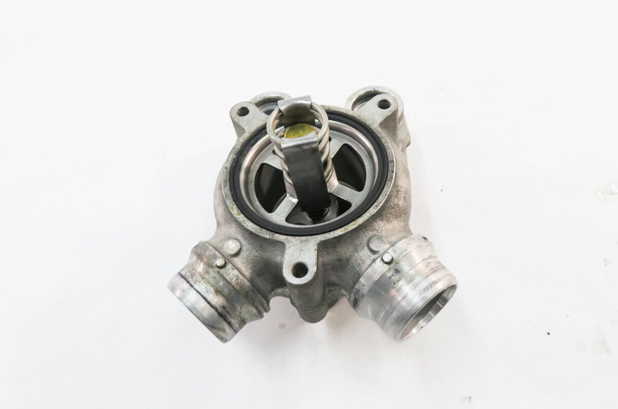 Thumbnail 2: 2008 BMW M6 ///M (E63) 5.0L S85 V10 ENGINE - THERMOSTAT HOUSING