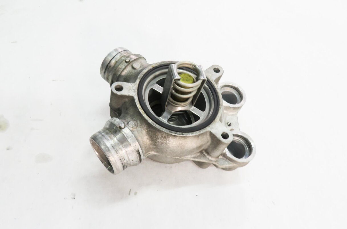 Thumbnail 3: 2008 BMW M6 ///M (E63) 5.0L S85 V10 ENGINE - THERMOSTAT HOUSING