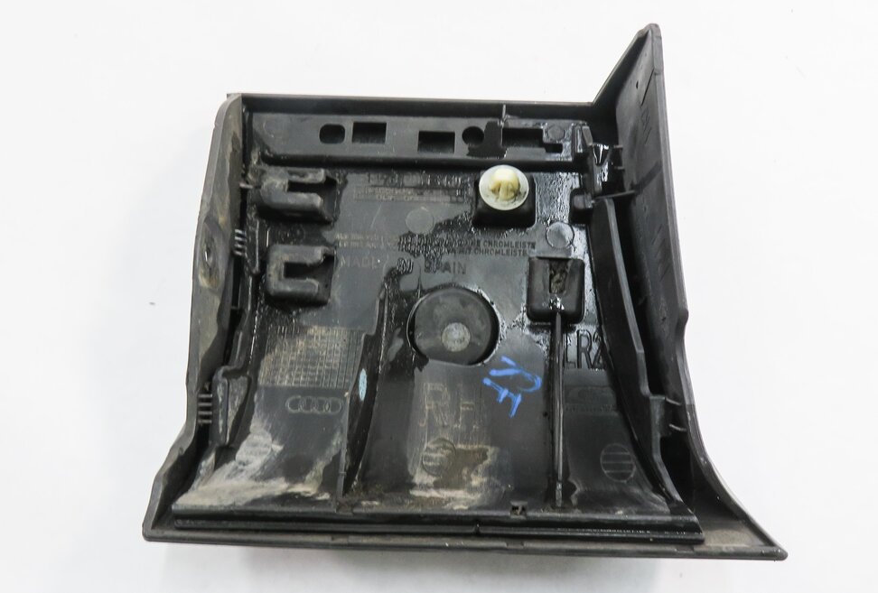 Thumbnail 6: 2011 AUDI Q7 (4L) RIGHT FRONT PASSENGER FENDER LOWER MOULDING TRIM