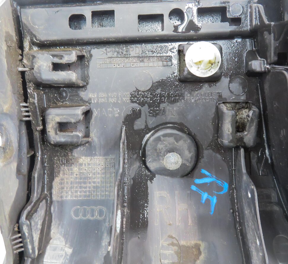Thumbnail 7: 2011 AUDI Q7 (4L) RIGHT FRONT PASSENGER FENDER LOWER MOULDING TRIM