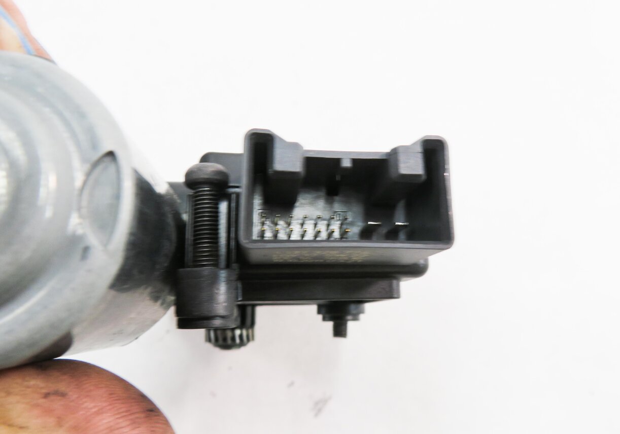 Thumbnail 6: 2007-2014 AUDI Q7 (4L) PANORAMIC SUNROOF MOTOR / SUNSHADE MOTOR