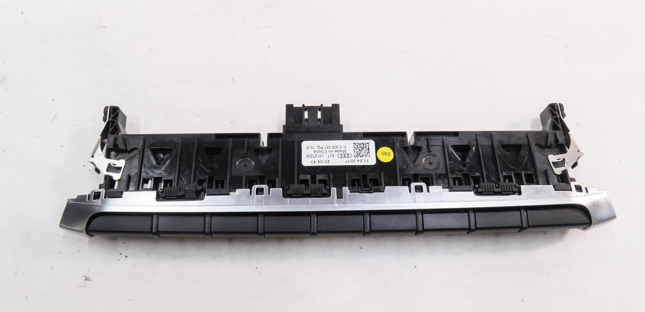 Thumbnail 6: 2018 AUDI A3 E-TRON (8VF) HYBRID - DRIVE SELECT EV PDC HAZARD TRACTION SWITCH