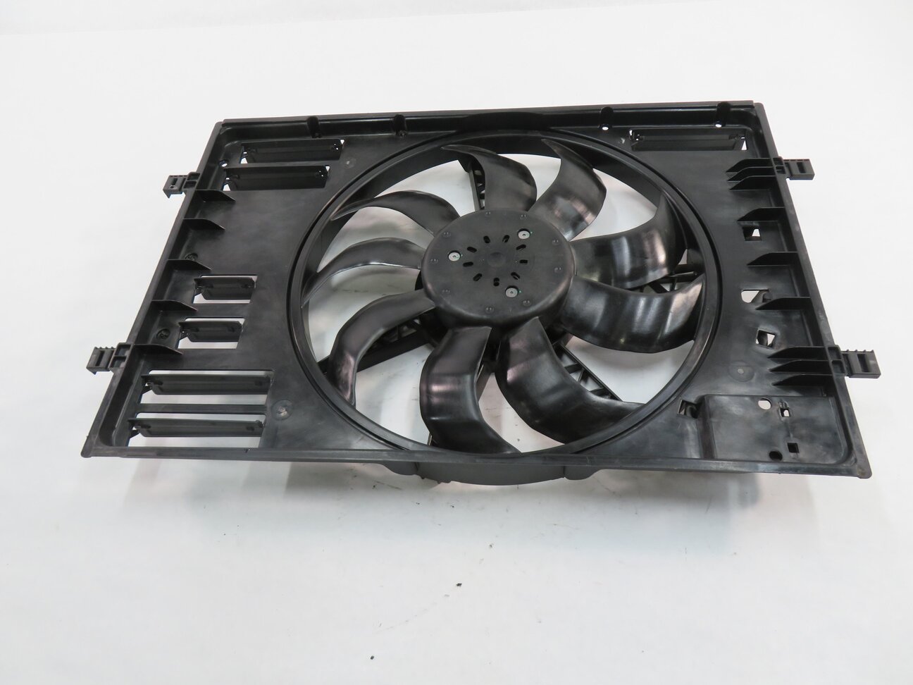 Thumbnail 2: 2016-2018 AUDI A3 E-TRON (8VF) HYBRID - 1.4L ENGINE COOLING FAN w/ SHROUD