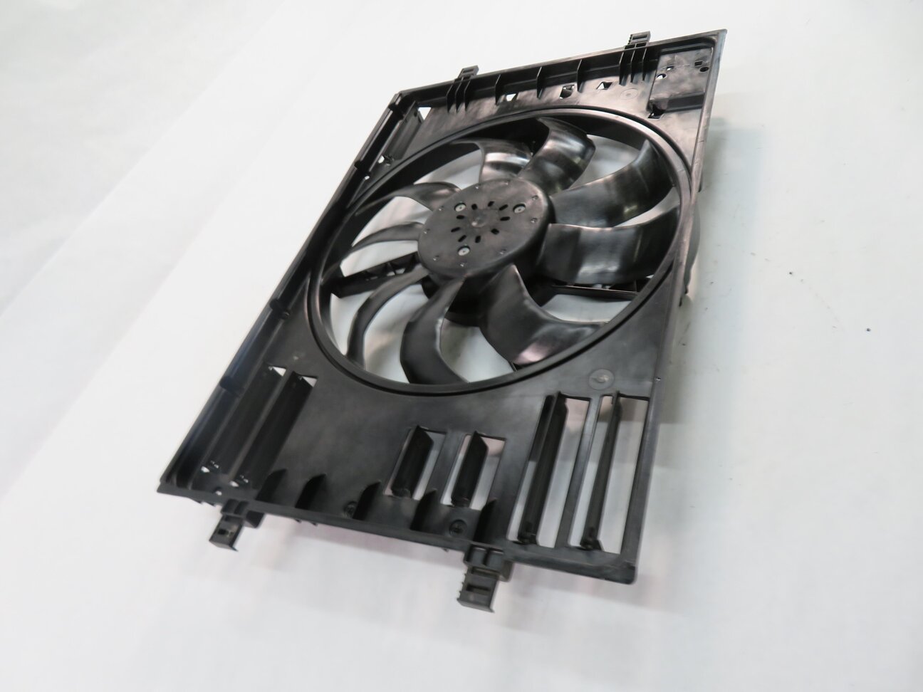 Thumbnail 4: 2016-2018 AUDI A3 E-TRON (8VF) HYBRID - 1.4L ENGINE COOLING FAN w/ SHROUD