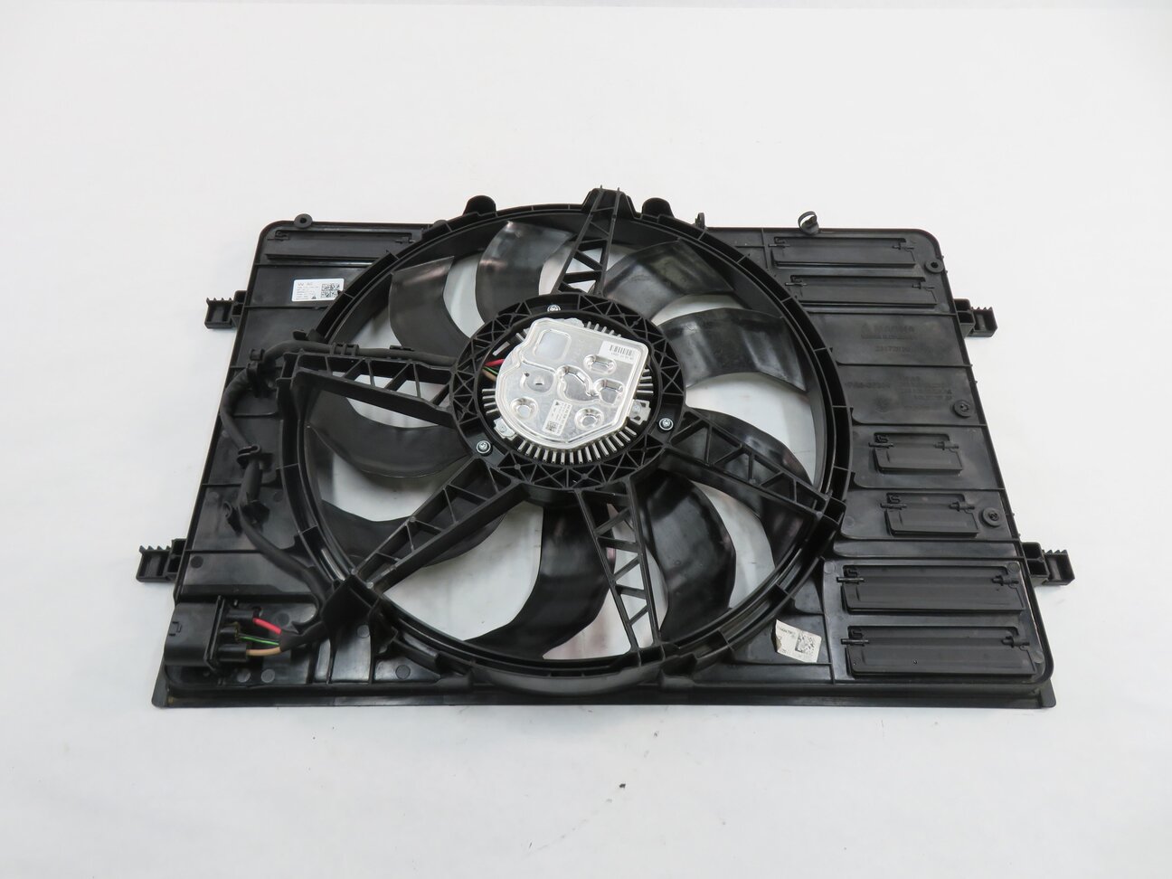 Thumbnail 6: 2016-2018 AUDI A3 E-TRON (8VF) HYBRID - 1.4L ENGINE COOLING FAN w/ SHROUD