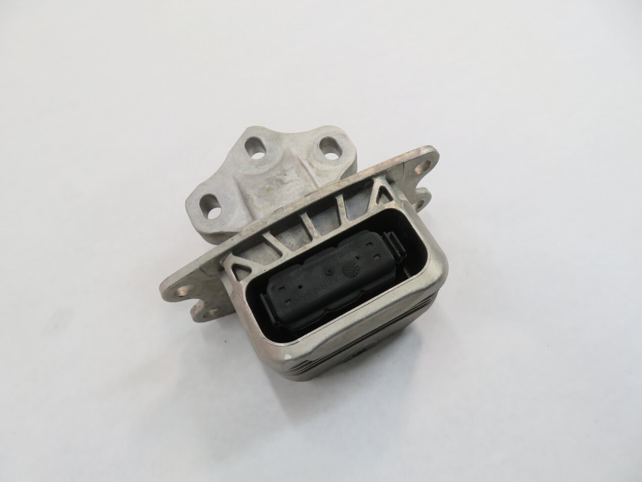 2016 BMW X1 (F48) 2.0L TURBO ENGINE TRANSMISSION MOUNT BRACKET