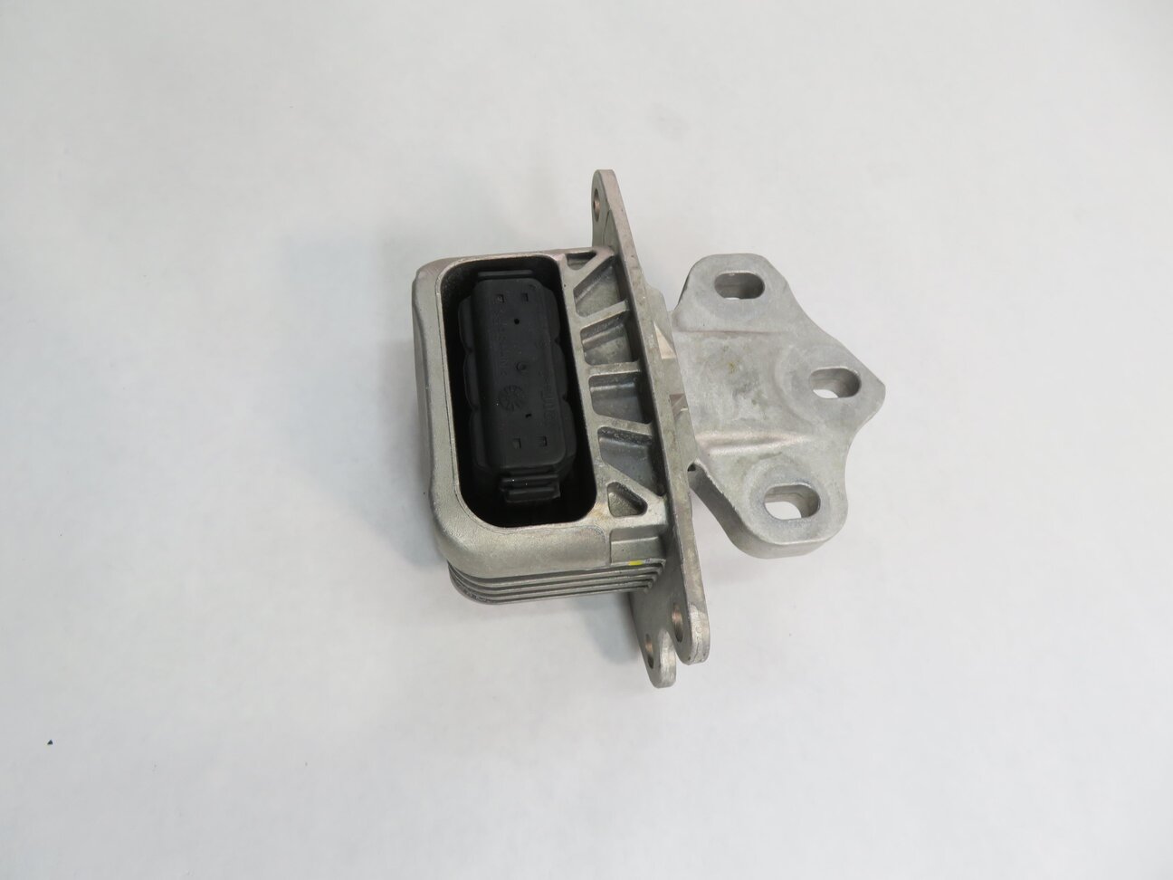 Thumbnail 4: 2016 BMW X1 (F48) 2.0L TURBO ENGINE TRANSMISSION MOUNT BRACKET