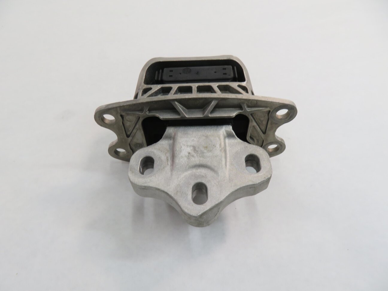 Thumbnail 5: 2016 BMW X1 (F48) 2.0L TURBO ENGINE TRANSMISSION MOUNT BRACKET