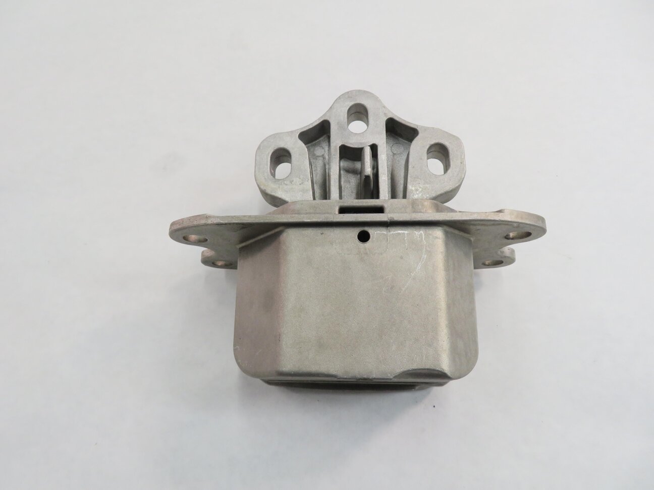 Thumbnail 6: 2016 BMW X1 (F48) 2.0L TURBO ENGINE TRANSMISSION MOUNT BRACKET