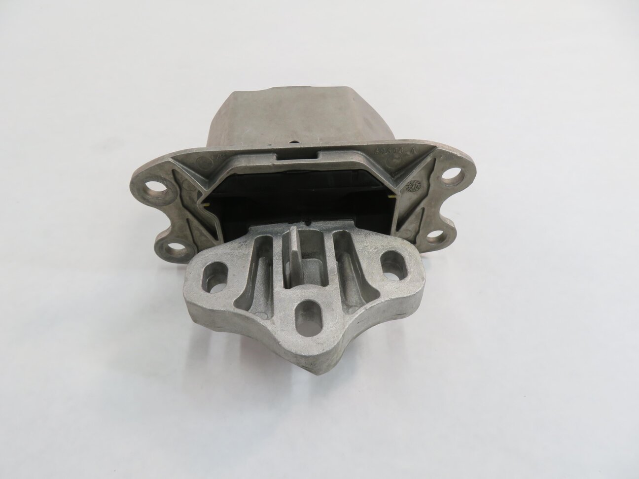 Thumbnail 7: 2016 BMW X1 (F48) 2.0L TURBO ENGINE TRANSMISSION MOUNT BRACKET