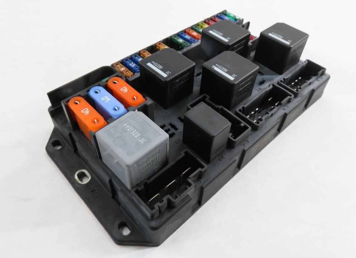 Thumbnail 1: 2012 RANGE ROVER (L322) REAR FUSE BOX