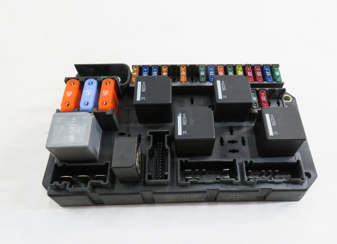 Thumbnail 2: 2012 RANGE ROVER (L322) REAR FUSE BOX