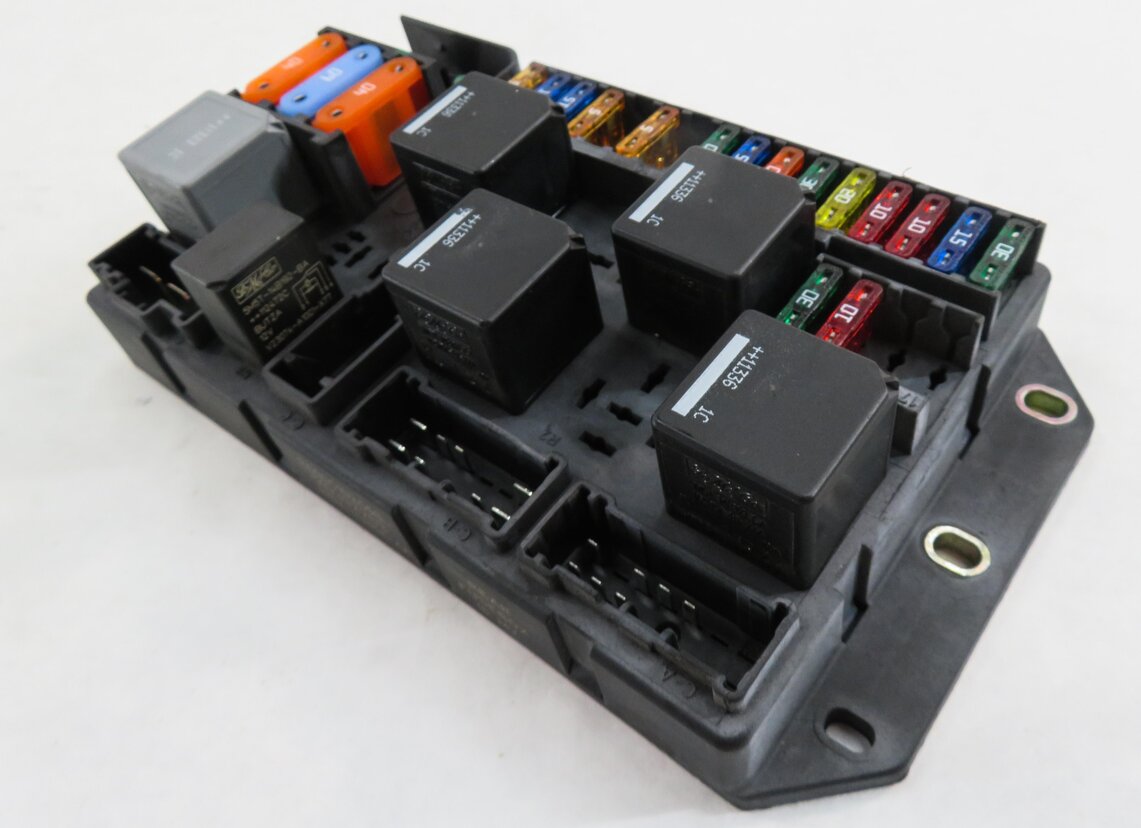 Thumbnail 3: 2012 RANGE ROVER (L322) REAR FUSE BOX