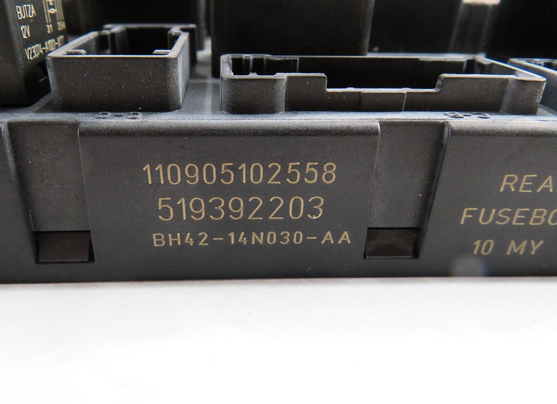 Thumbnail 5: 2012 RANGE ROVER (L322) REAR FUSE BOX