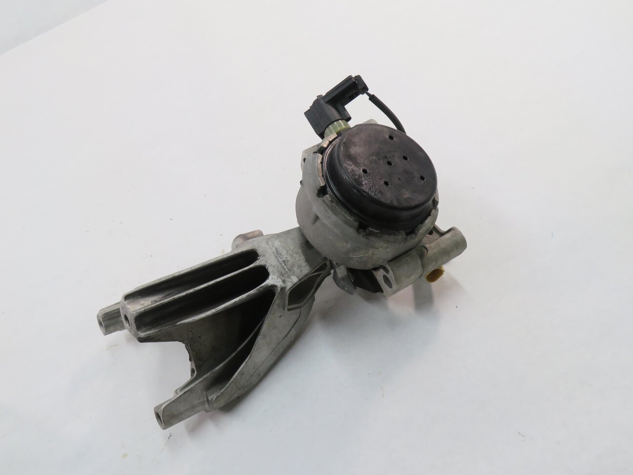 Thumbnail 2: 2012 AUDI A6 (C7) 2.0L CAEB TURBO ENGINE - MOTOR MOUNT BRACKET SET-2