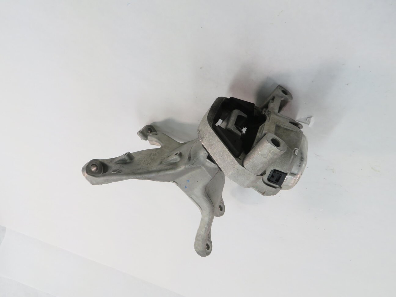 Thumbnail 4: 2012 AUDI A6 (C7) 2.0L CAEB TURBO ENGINE - MOTOR MOUNT BRACKET SET-2