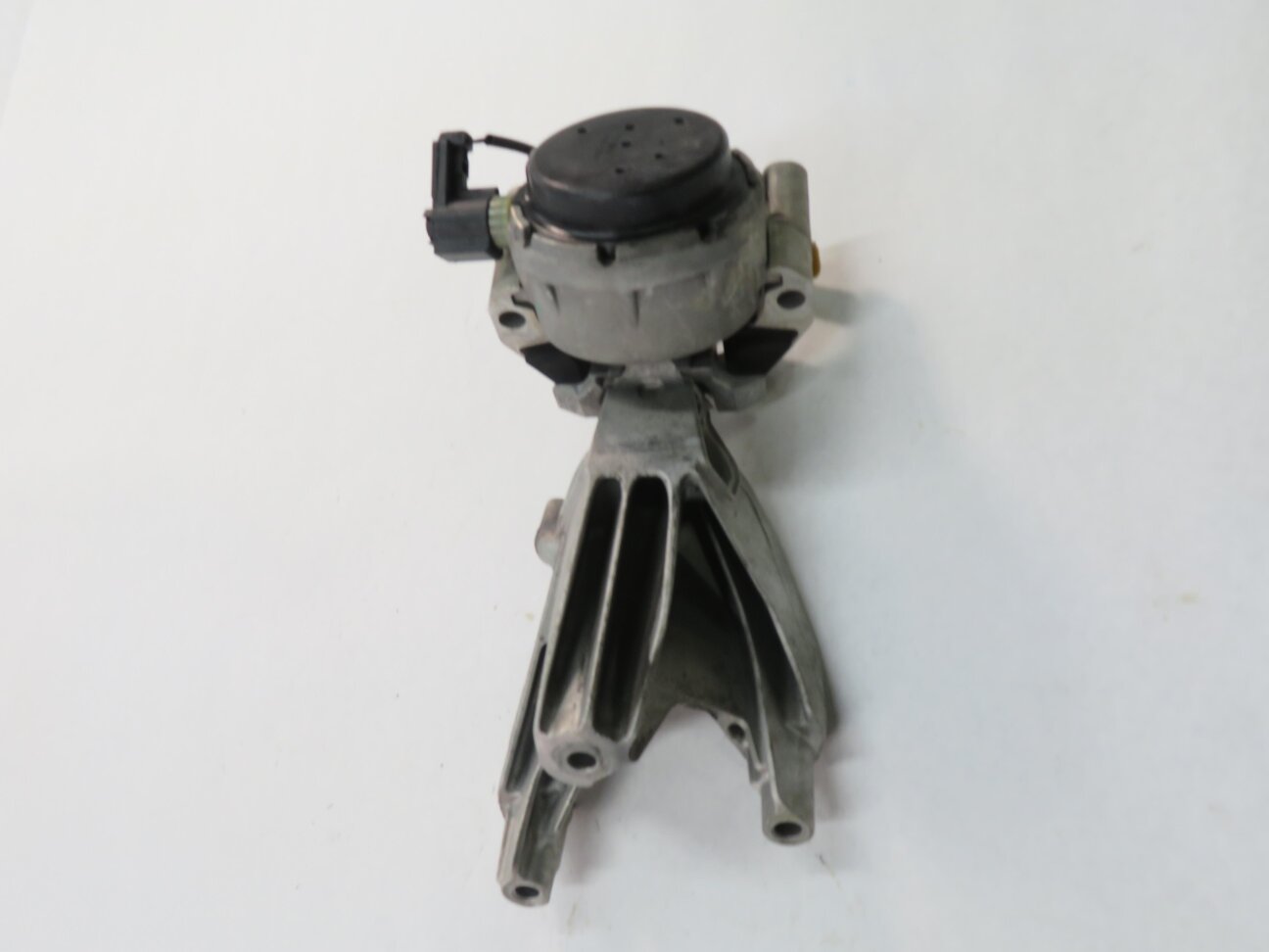 Thumbnail 5: 2012 AUDI A6 (C7) 2.0L CAEB TURBO ENGINE - MOTOR MOUNT BRACKET SET-2