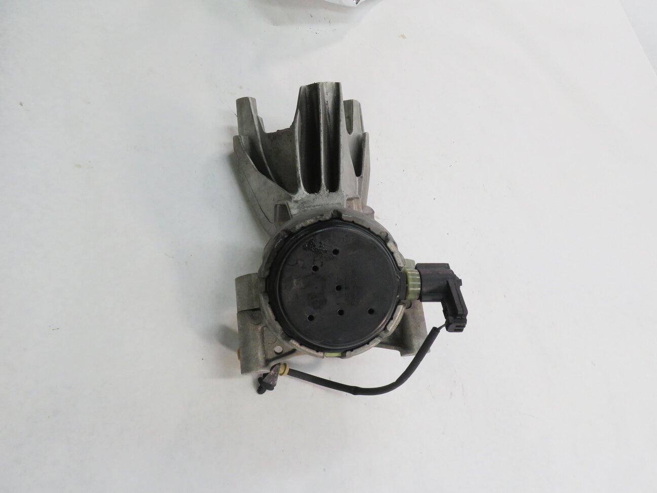 Thumbnail 6: 2012 AUDI A6 (C7) 2.0L CAEB TURBO ENGINE - MOTOR MOUNT BRACKET SET-2