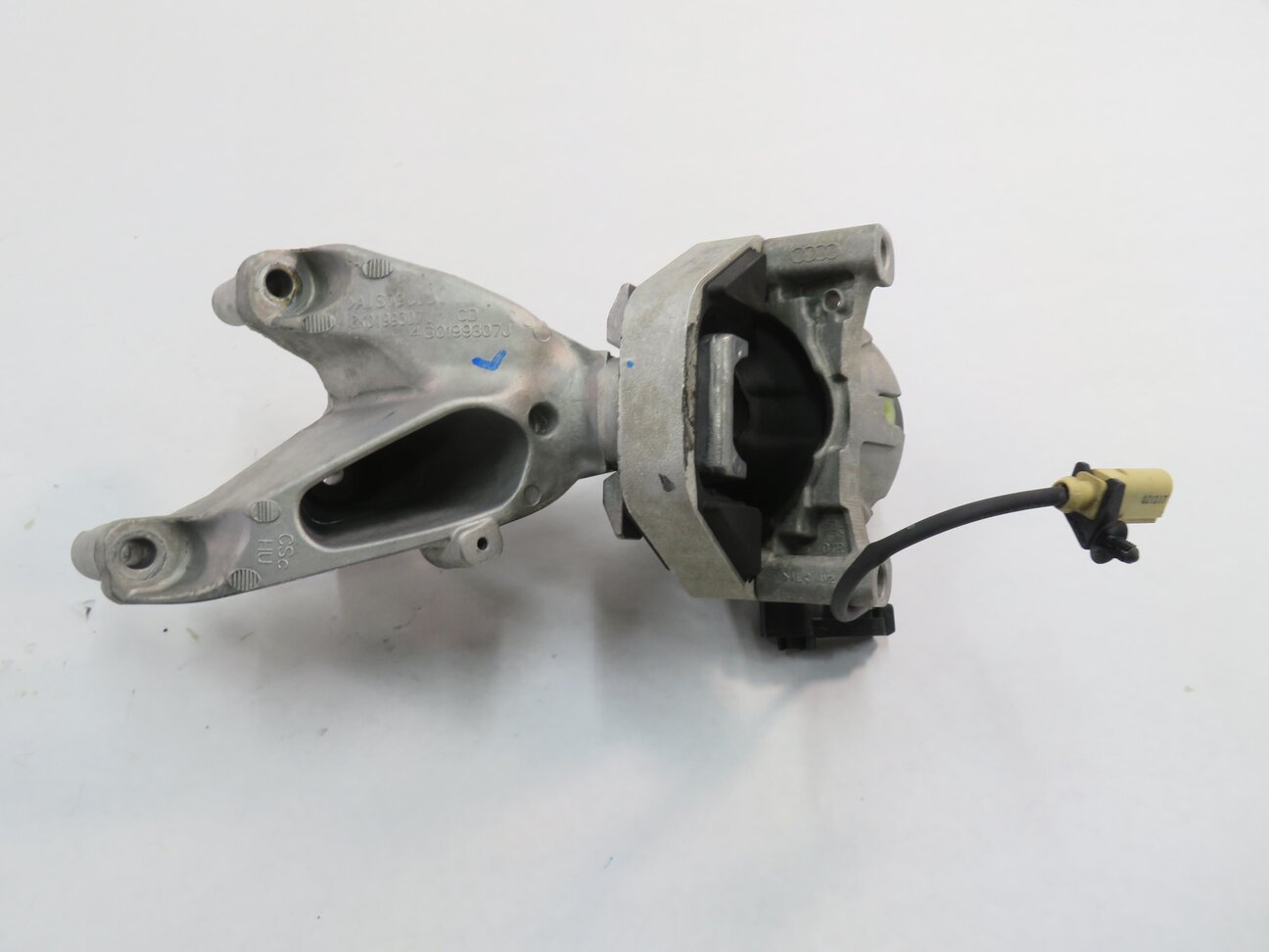 Thumbnail 8: 2012 AUDI A6 (C7) 2.0L CAEB TURBO ENGINE - MOTOR MOUNT BRACKET SET-2