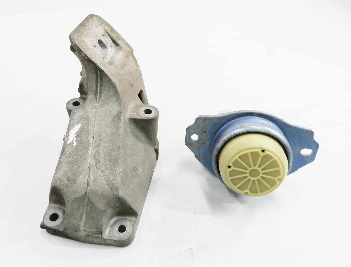 Thumbnail 2: 2010 RANGE ROVER SPORT (L320) 5.0L AJ133 V8 ENGINE - MOTOR MOUNT BRACKET SET
