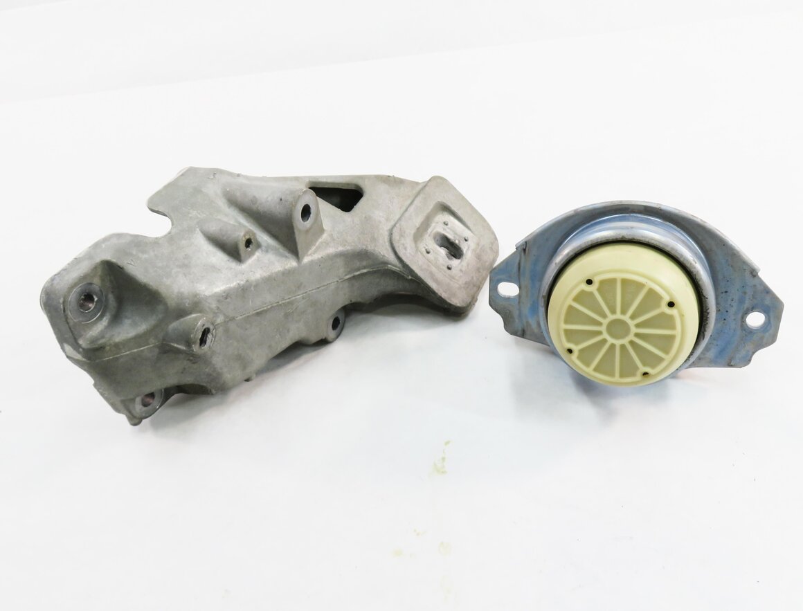 Thumbnail 6: 2010 RANGE ROVER SPORT (L320) 5.0L AJ133 V8 ENGINE - MOTOR MOUNT BRACKET SET