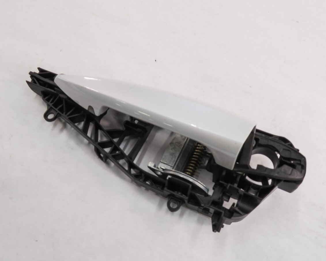 14-21 BMW X1 X2 X5 X6 (F15 F16 F39 F48) LEFT FRONT COMFORT DOOR HANDLE (WHITE)