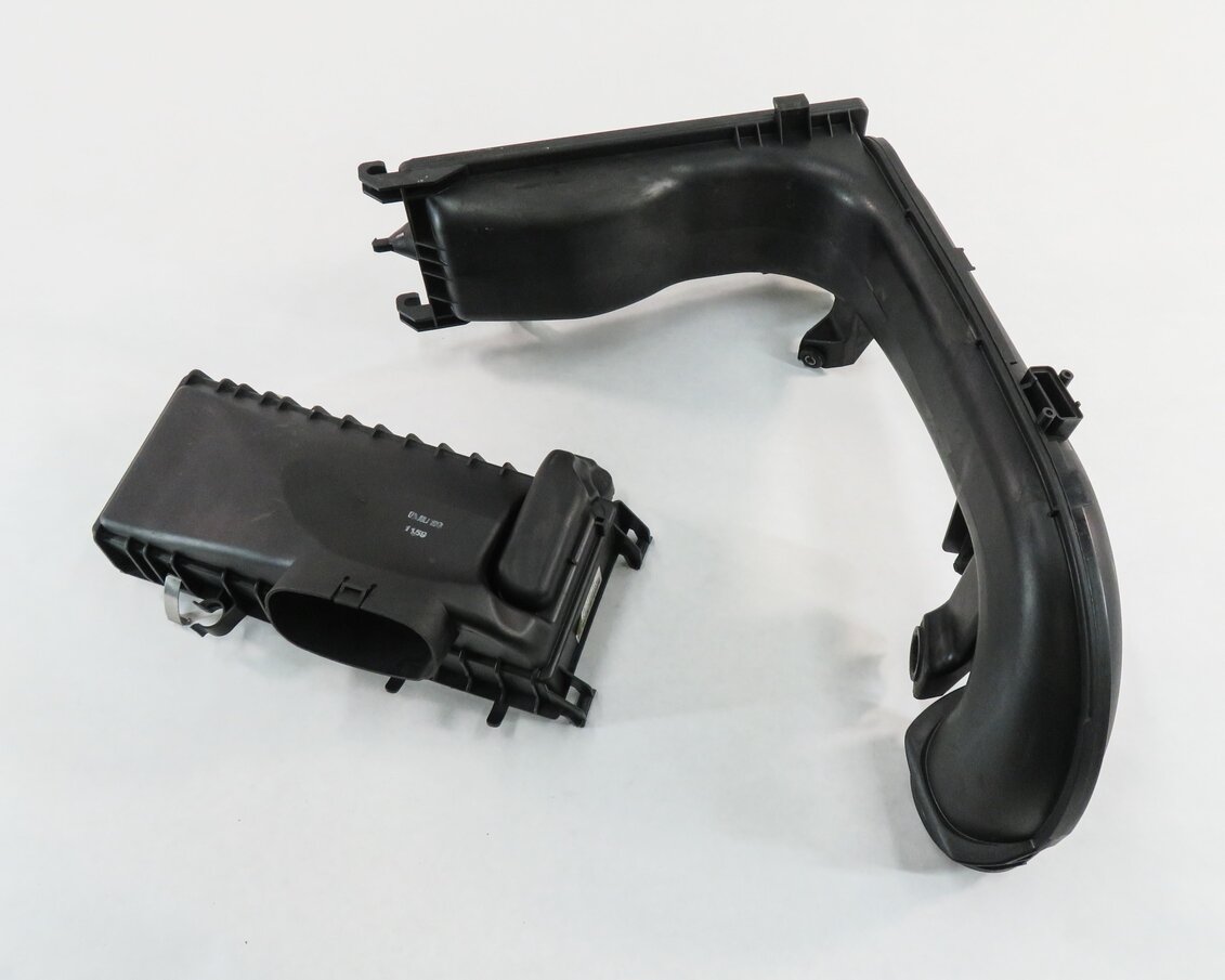 Thumbnail 2: 2014-2018 BMW 535i 740i X5 (F01 F10 F15) 3.0L DIESEL - AIR FILTER BOX ASSEMBLY