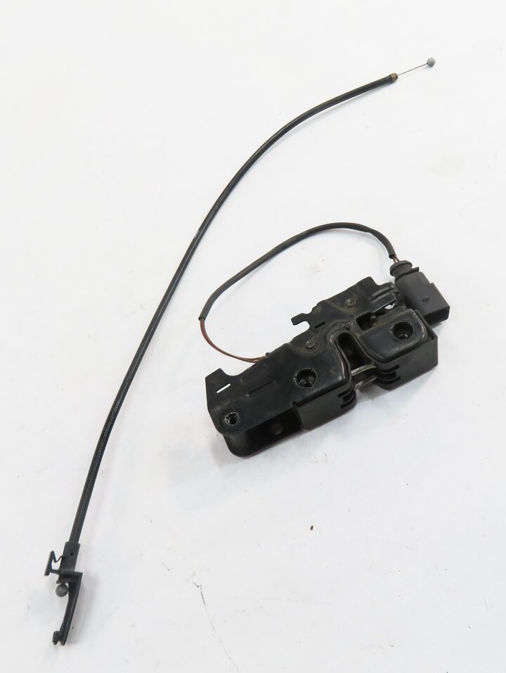 Thumbnail 1: 2015 AUDI Q7 (4L) FRONT LOWER HOOD LOCK LATCH STRIKER