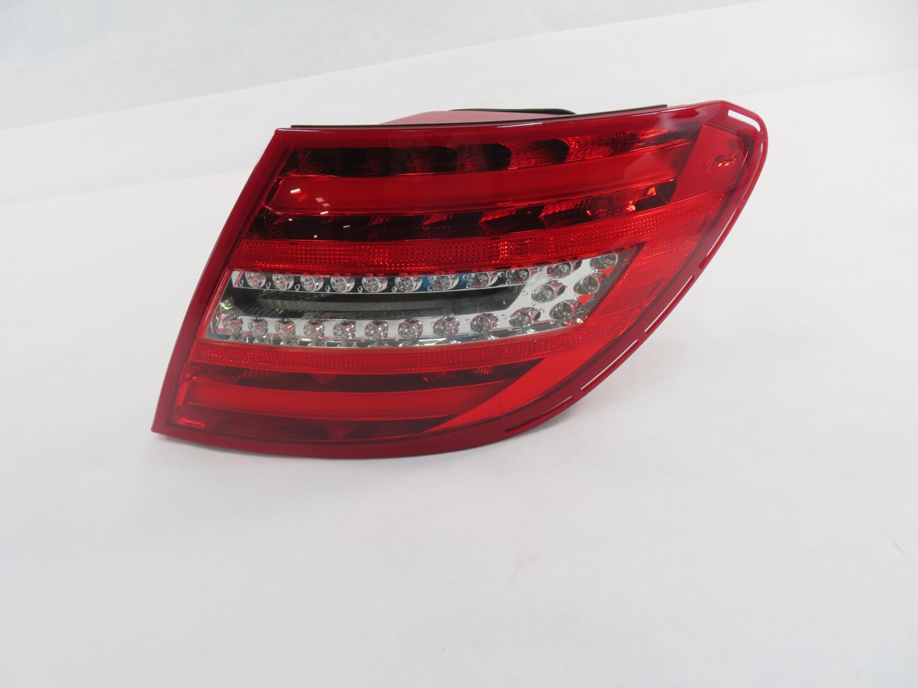 12-15 MERCEDES BENZ C250 C300 C350 (W204) RIGHT PASSENGER TAILLIGHT BRAKE LIGHT