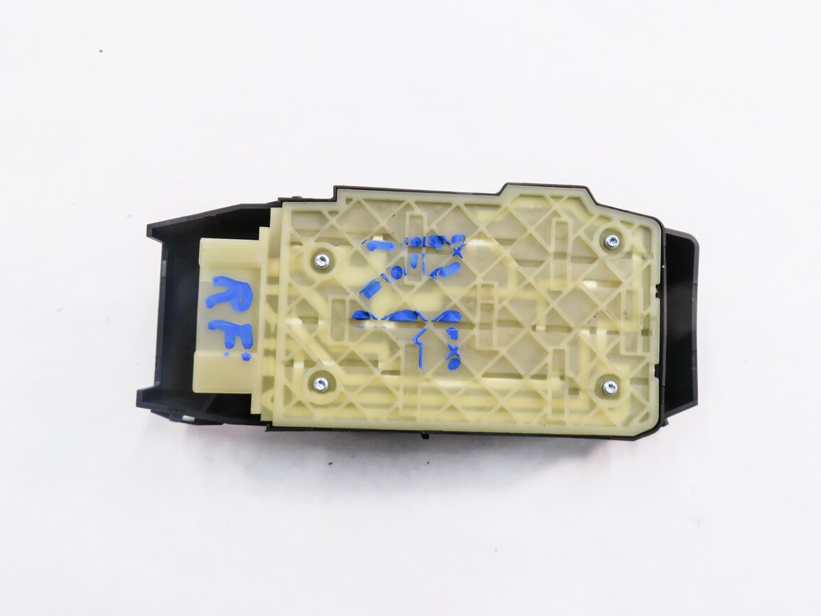 Thumbnail 6: 2013 BMW X3 (F25) RIGHT FRONT PASSENGER SEAT ADJUSTMENT SWITCH BUTTON
