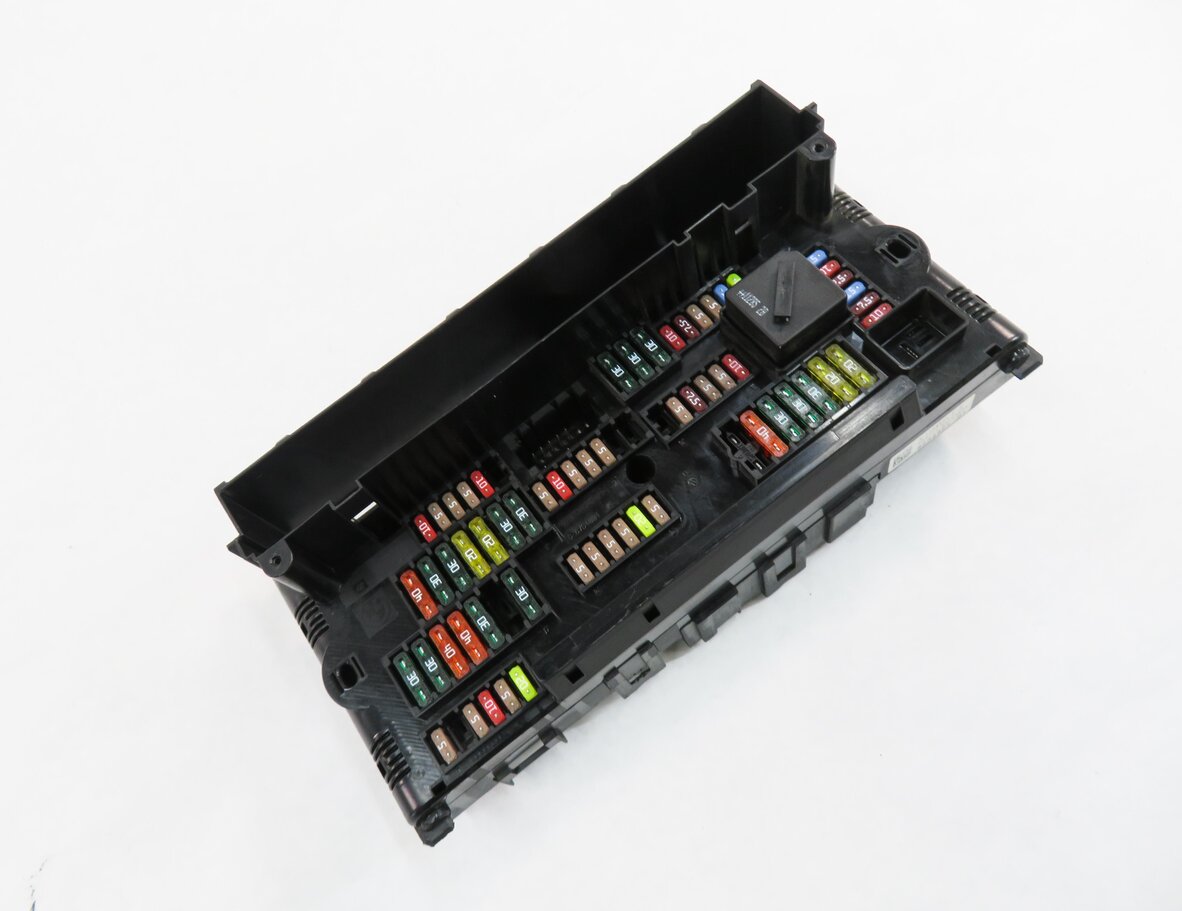 2011 BMW 535i (F10) FRONT POWER DISTRIBUTION FUSE BOX