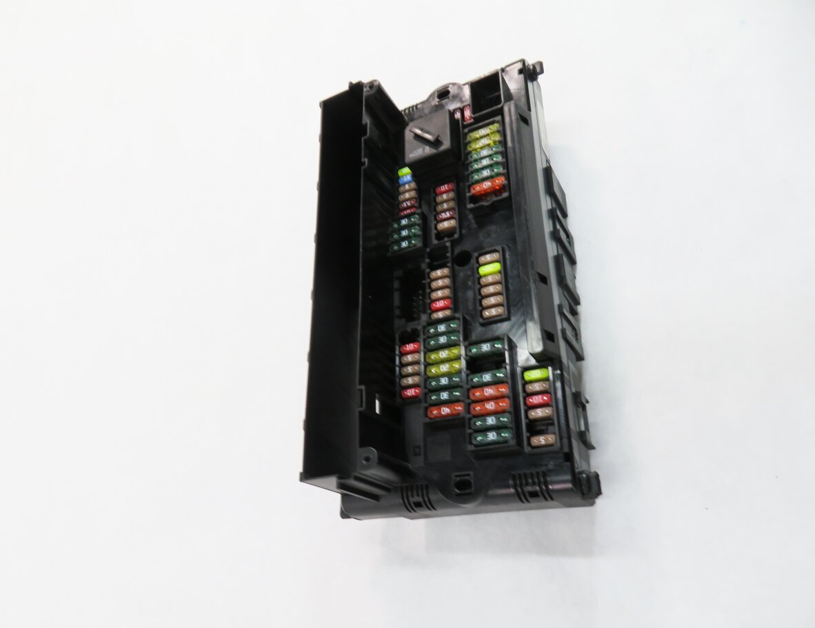 Thumbnail 3: 2011 BMW 535i (F10) FRONT POWER DISTRIBUTION FUSE BOX