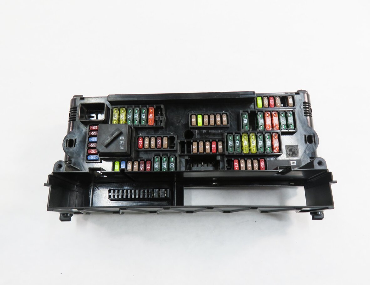 Thumbnail 5: 2011 BMW 535i (F10) FRONT POWER DISTRIBUTION FUSE BOX