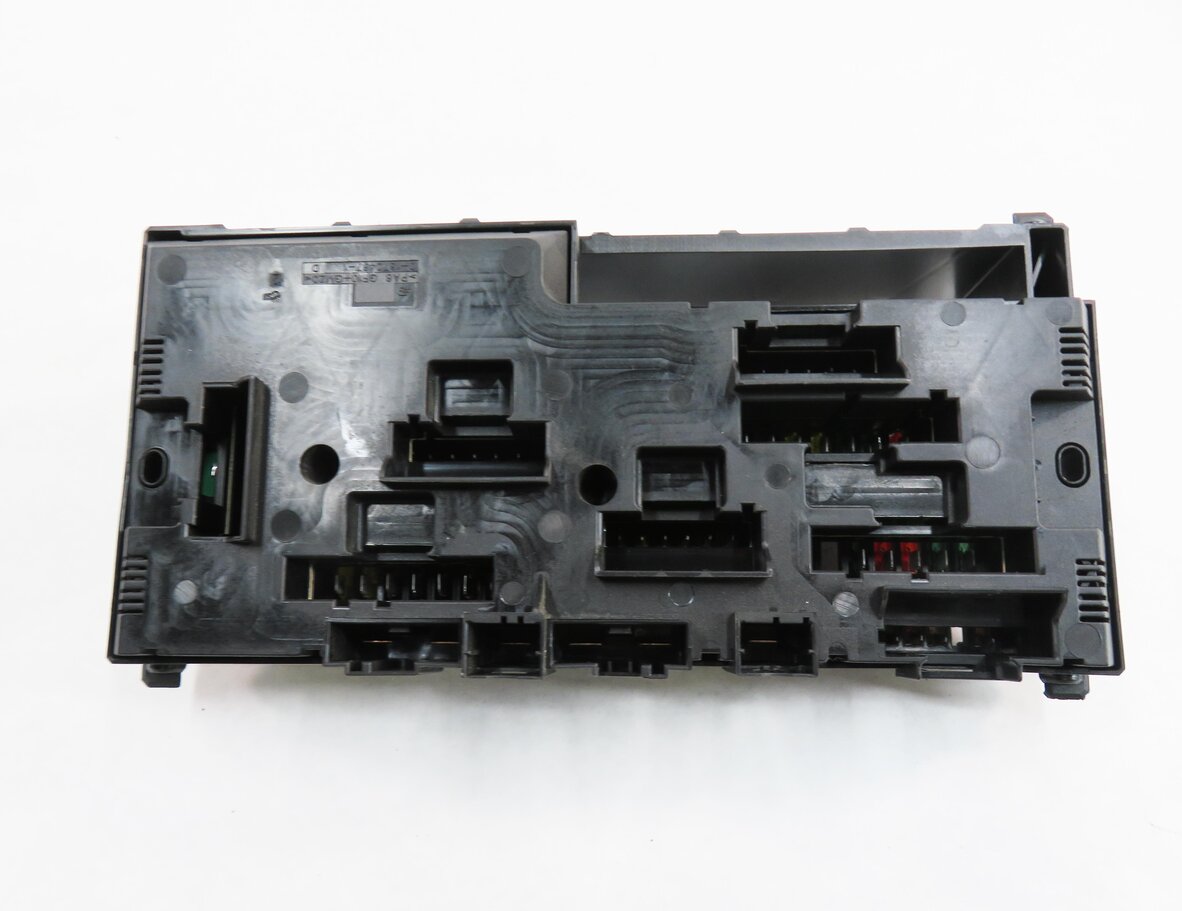 Thumbnail 6: 2011 BMW 535i (F10) FRONT POWER DISTRIBUTION FUSE BOX