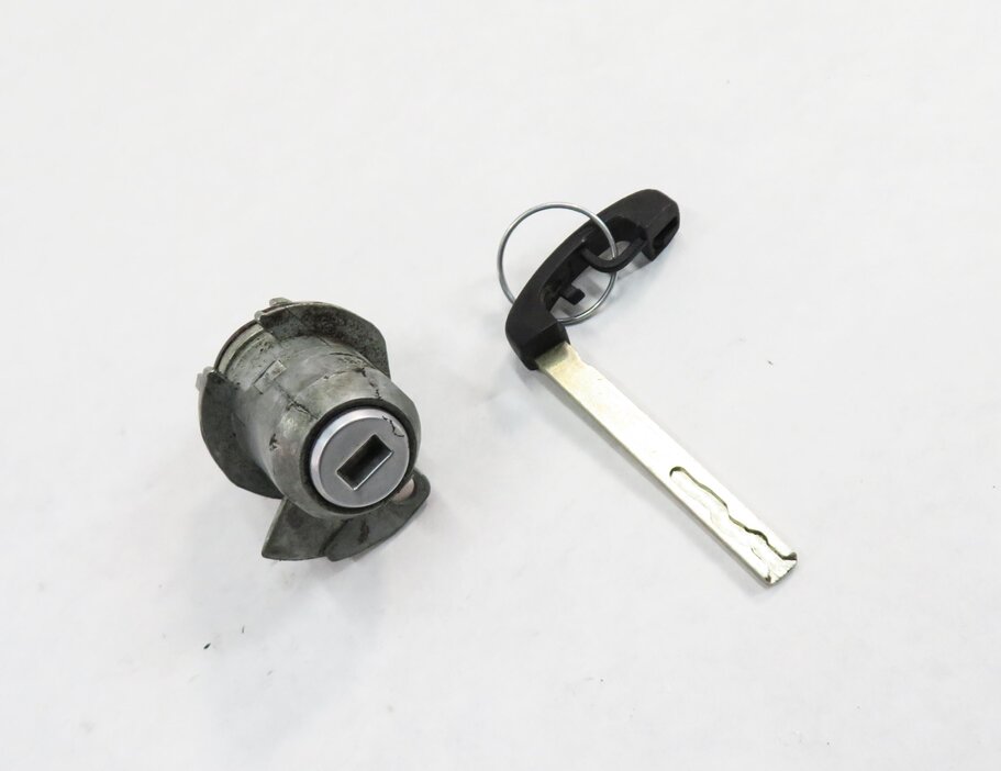 2011 BMW 535i (F10) LEFT FRONT DRIVER DOOR HANDLE LOCK CYLINDER w/ KEY