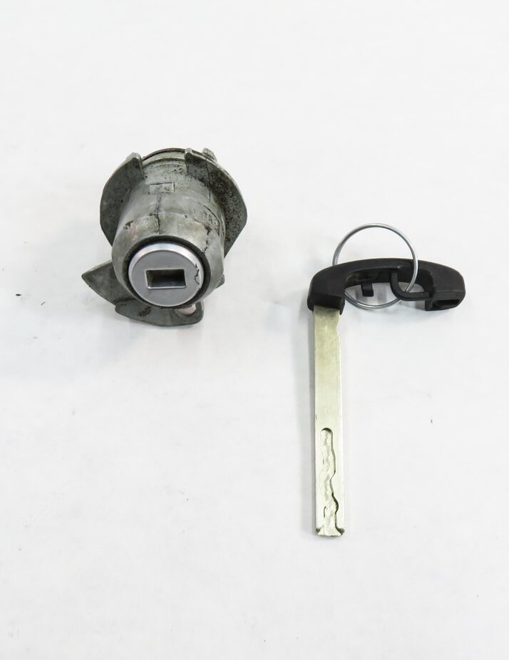 Thumbnail 2: 2011 BMW 535i (F10) LEFT FRONT DRIVER DOOR HANDLE LOCK CYLINDER w/ KEY
