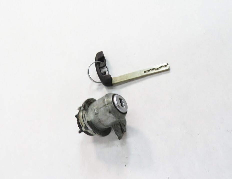 Thumbnail 3: 2011 BMW 535i (F10) LEFT FRONT DRIVER DOOR HANDLE LOCK CYLINDER w/ KEY